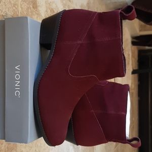 Vionic booties new in box